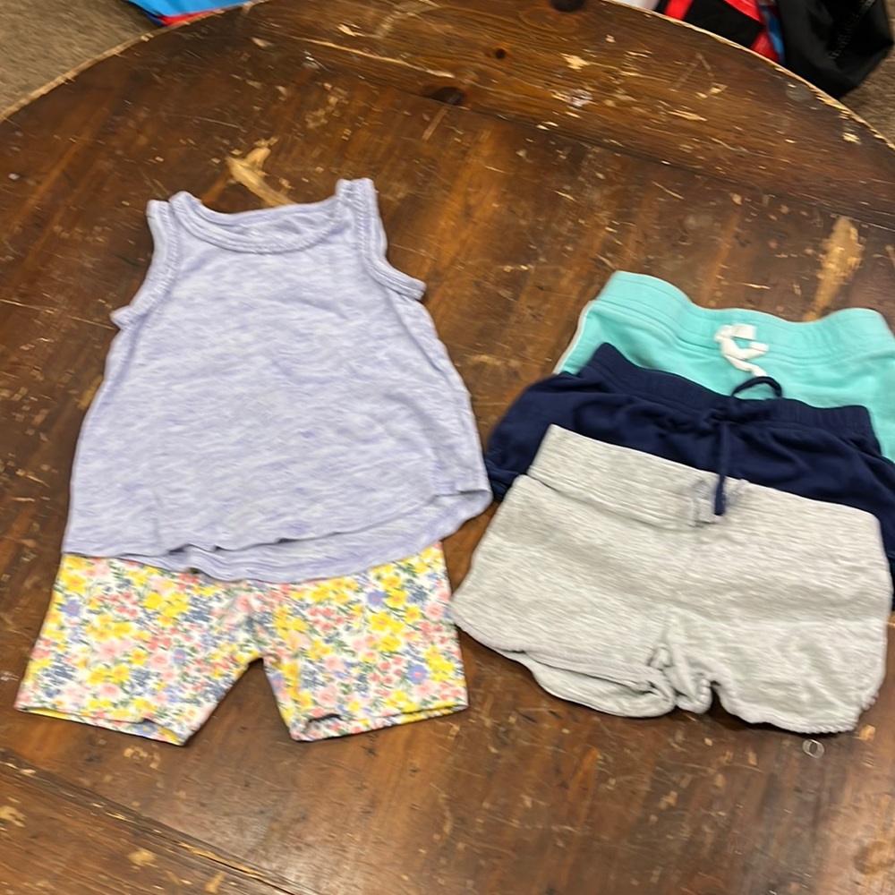 Lot of toddle girl short and outfit … 4 shorts with interchangeable top !